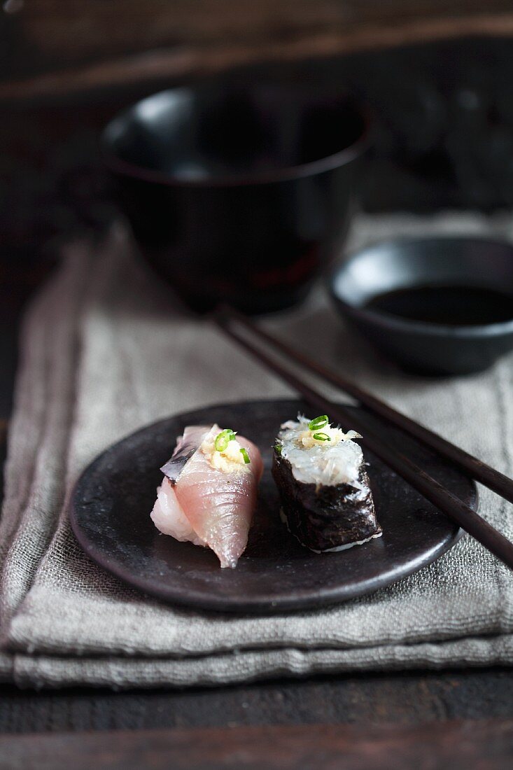 Nigiri-Sushi und Maki Sushi mit Brasse