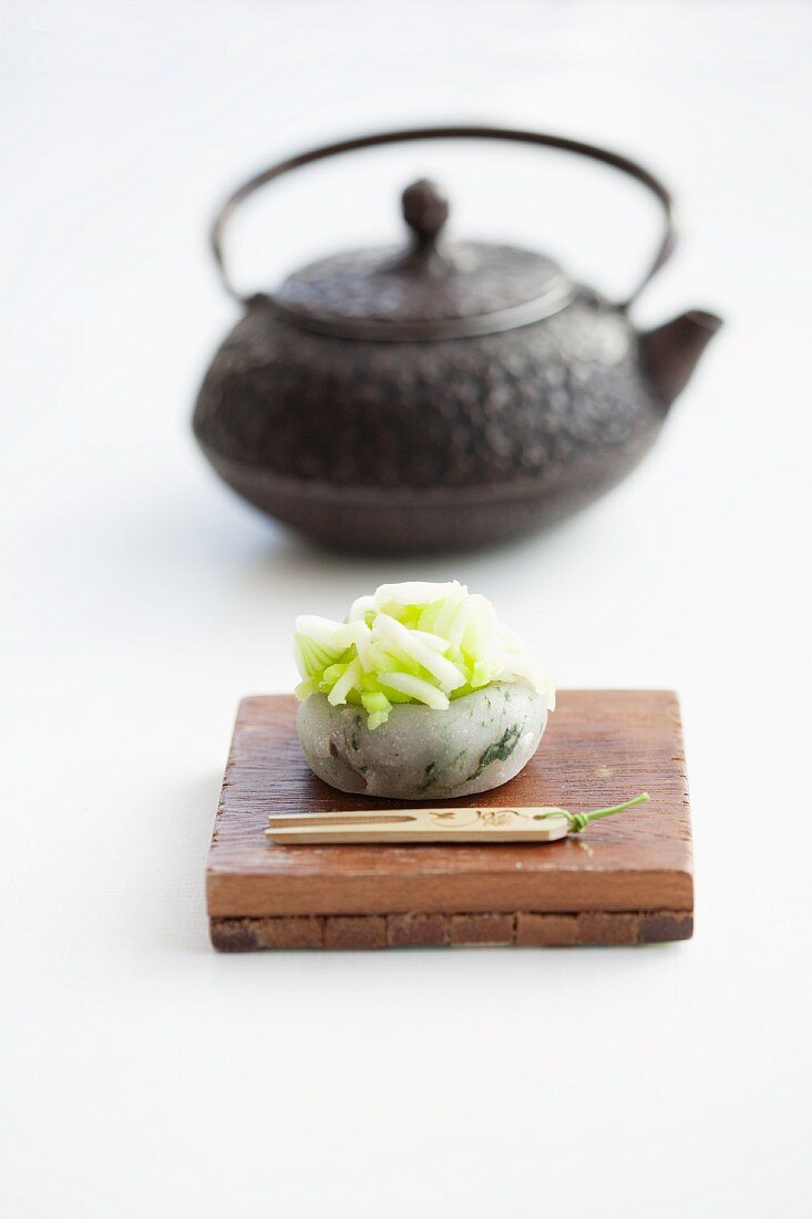 Wagashi Hortensie (Ajisai) vor Teekanne (Japan)