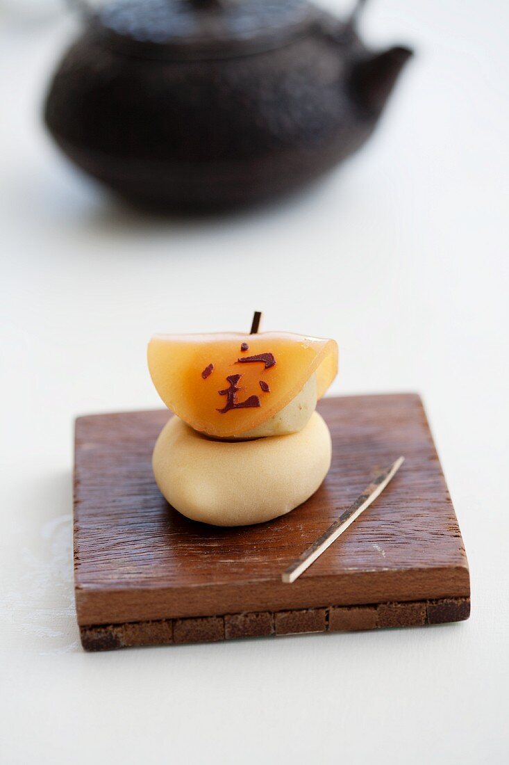 Wagashi zu Neujahr mit Schriftzeichen Schatz-Viel Glück-Geld mit Teekanne (Japan)