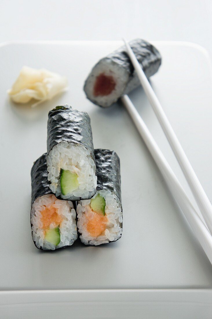 Maki-Sushi mit Thunfisch, Lachs und Gurken
