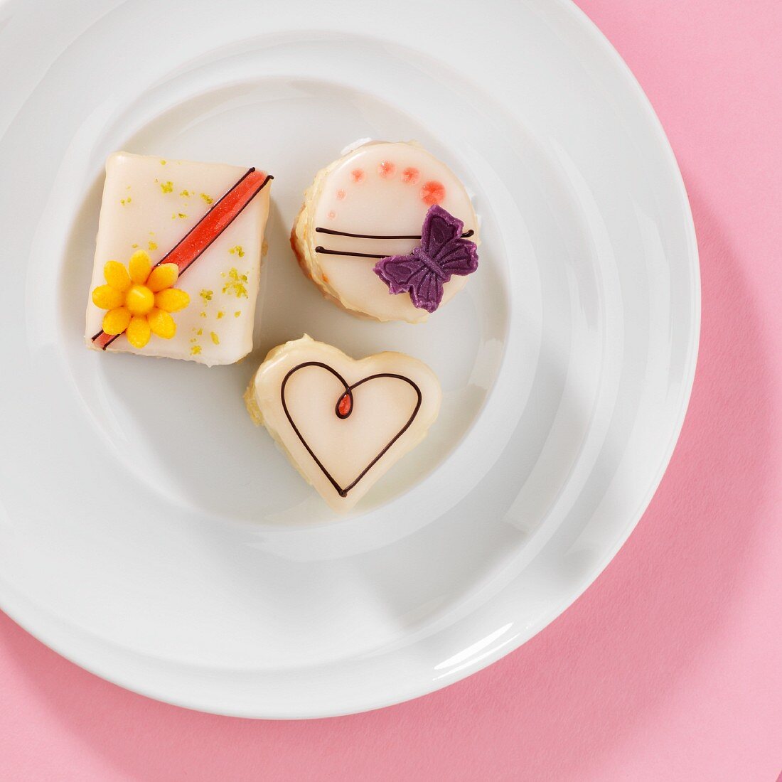 Petits fours with a spring theme on a plate (viewed from above)