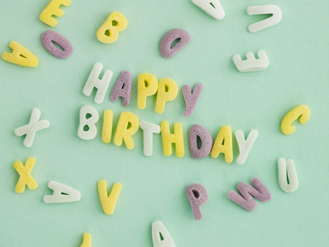 Schriftzug Happy Birthday und einzelne Buchstaben