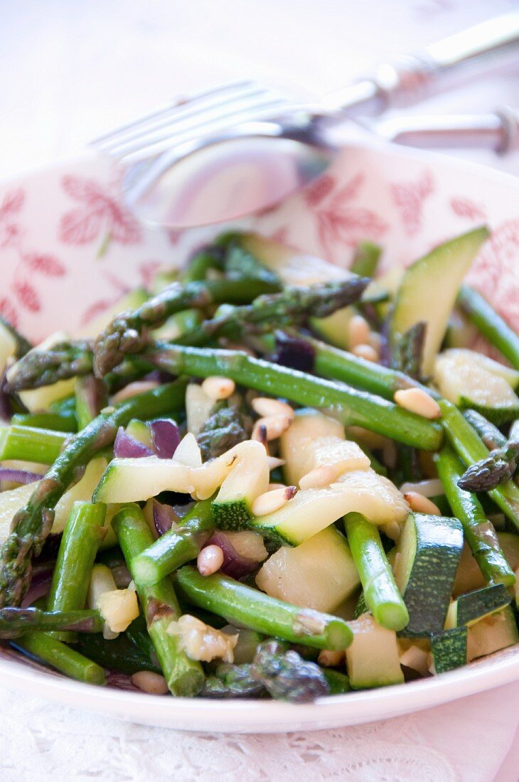 Gebratener grüner Spargel mit Zucchini