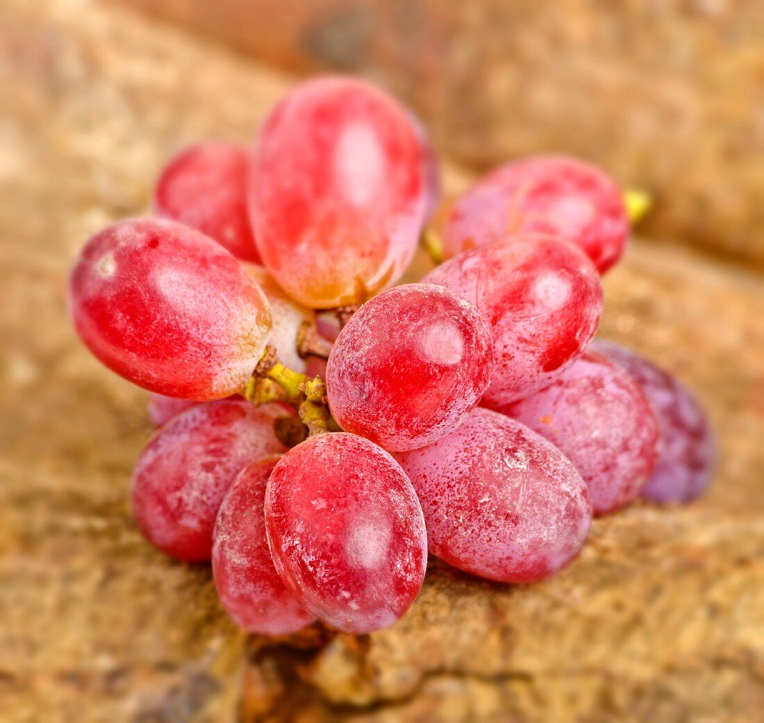 Roseweintrauben auf Holzuntergrund