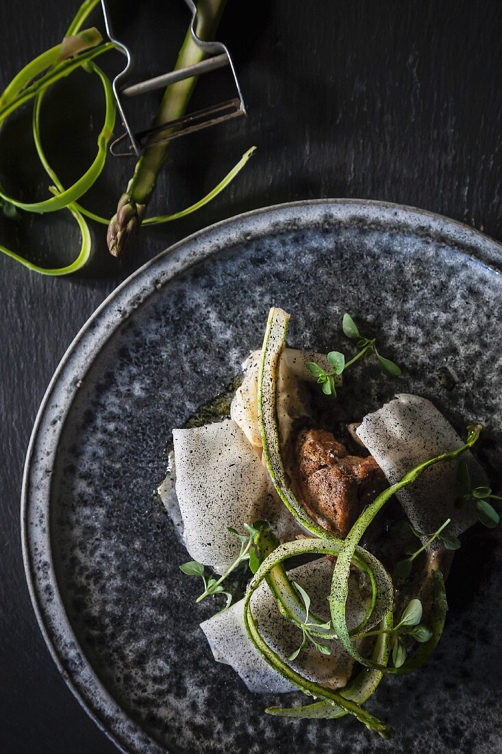 Calf's sweetbreads with strips of asparagus