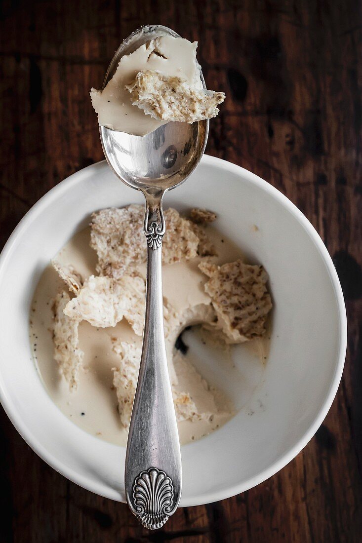 Panna Cotta mit Espresso, Kardamom & Haferflockenkeksen