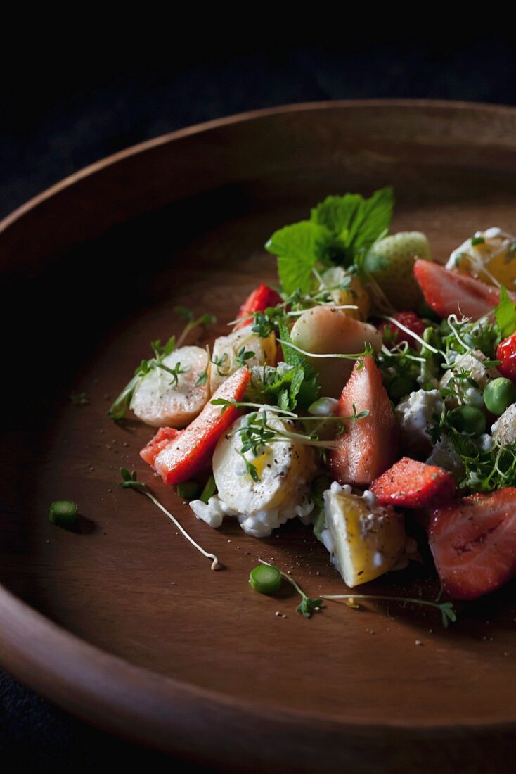 Savoury strawberry salad with new potatoes and cress