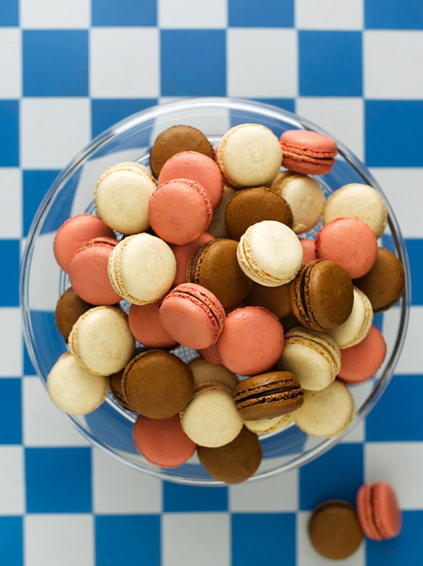 Viele verschiedene Macarons in Glasschüssel