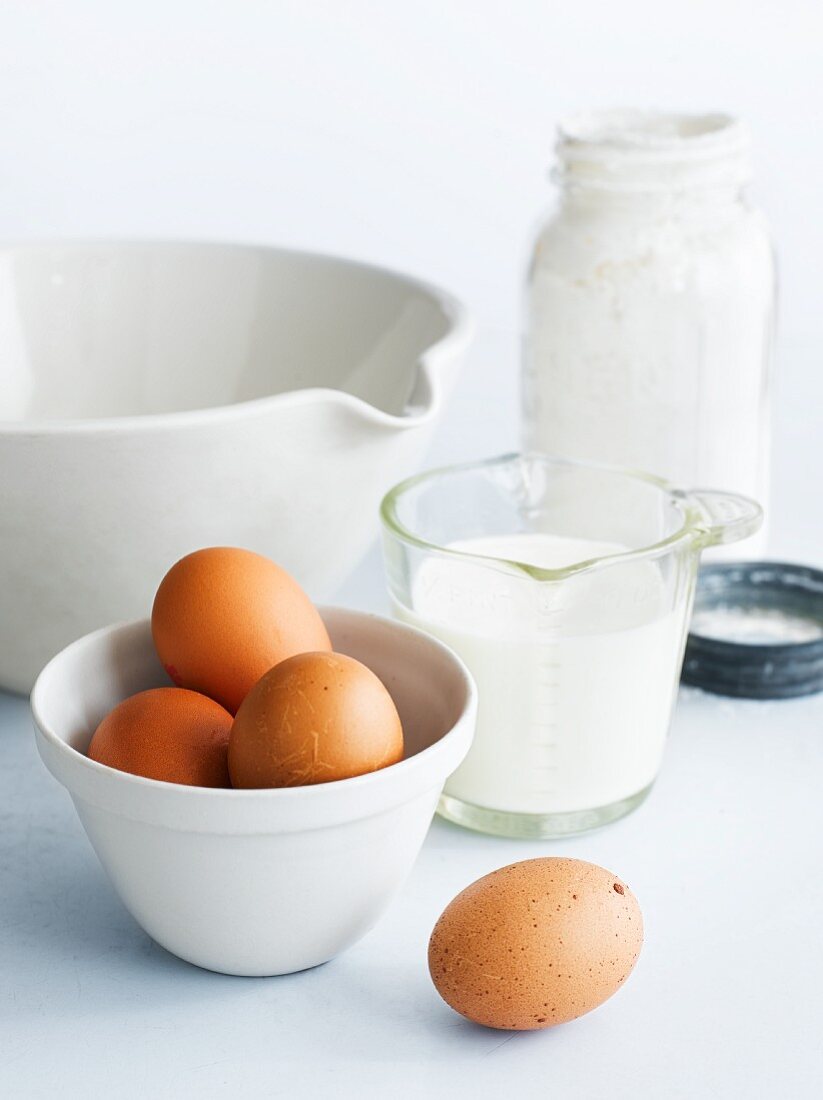 Verschiedene Backzutaten: Eier, Milch, Rührschüssel