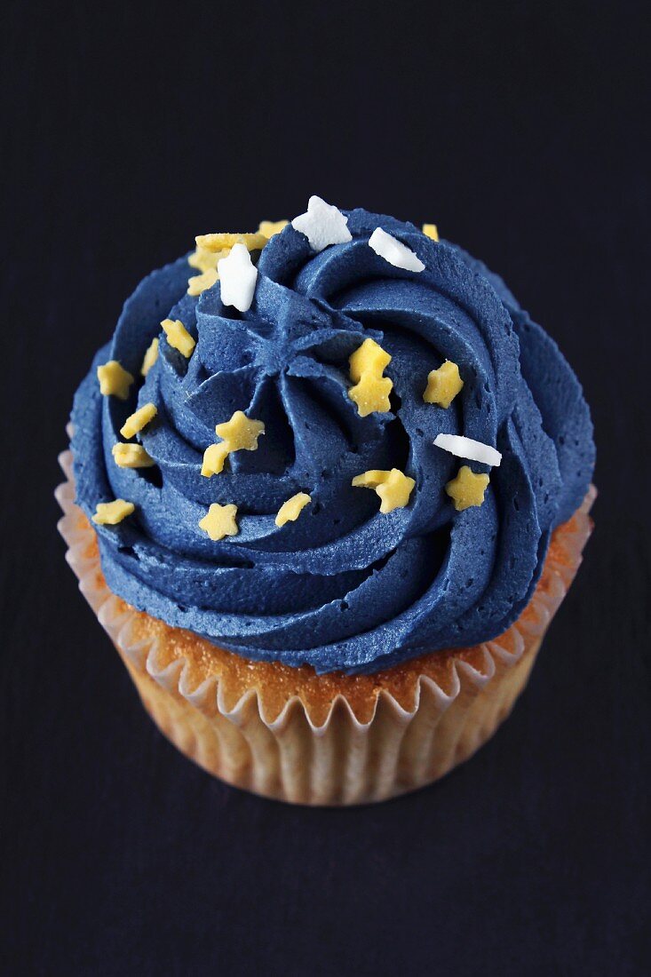 Cupcake mit blauer Creme und Sternchen