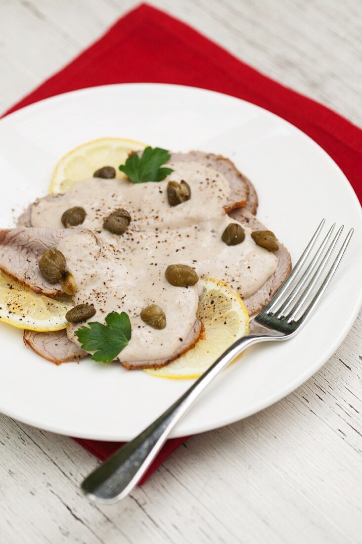 Vitello tonnato mit Kapern und Zitronen