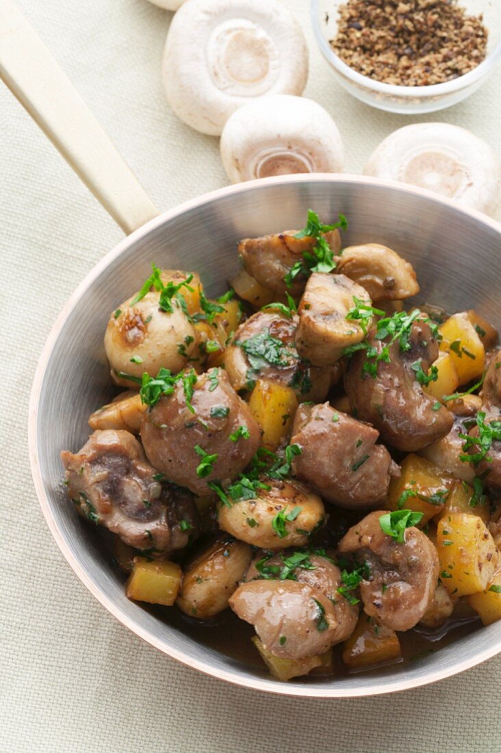 Kalbsgeschnetzeltes mit frischen Champignons und Röstkartoffeln