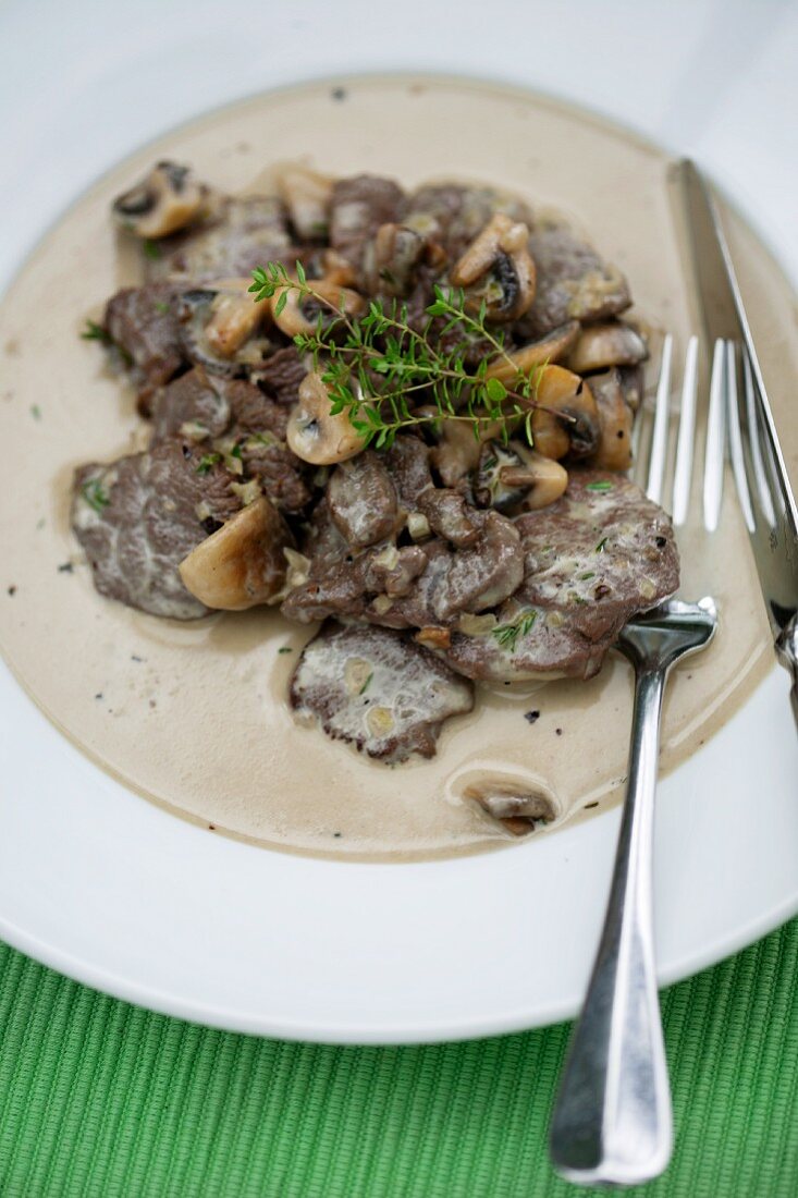 Hirschgeschnetzeltes in Rahmsauce mit Champignons