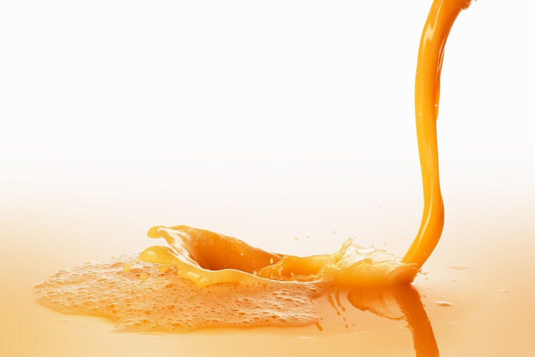 Orangensaft mit Saftstrahl