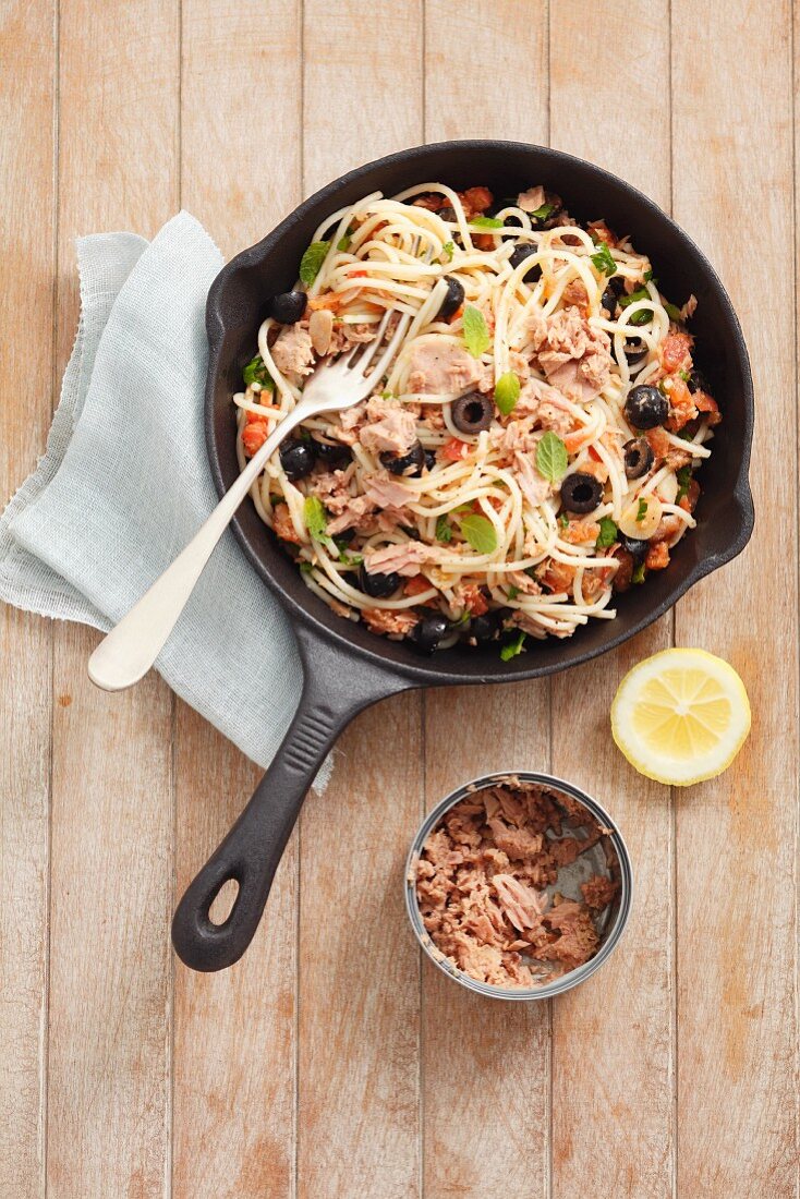 Spaghetti mit Thunfisch, Tomaten und schwarzen Oliven