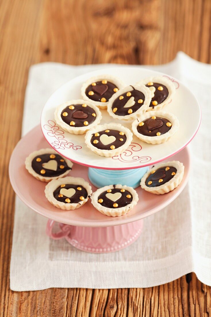 Mini-Tarteletts mit Schokolade auf Etagere