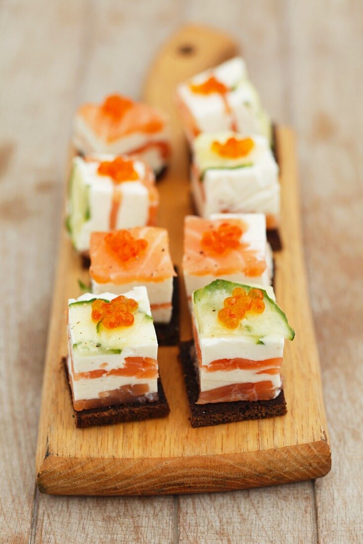 Frischkäse-Räucherlachs-Terrine mit Zucchini und Kaviar auf Pumpernickel