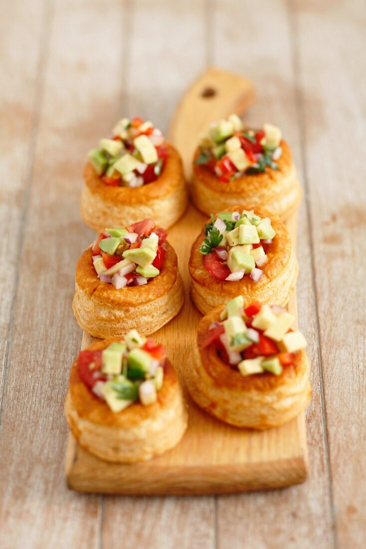 Vol-Au-Vent mit Avocado-Tomaten-Salat