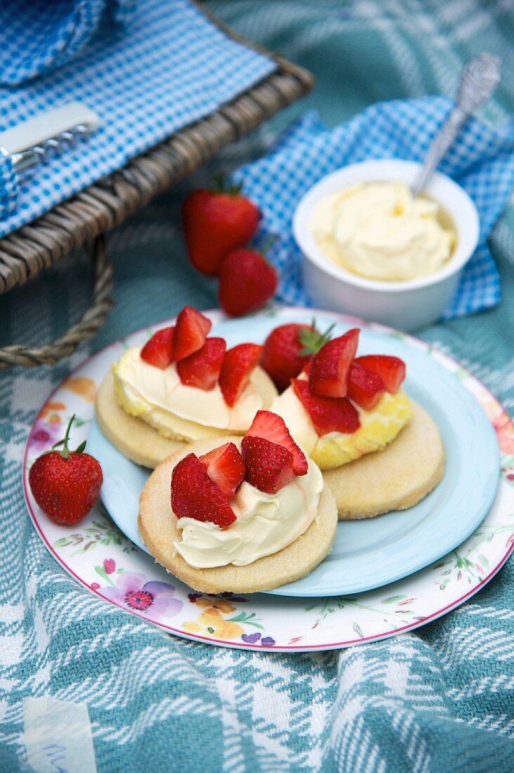 Shortbread with clotted cream and strawberries