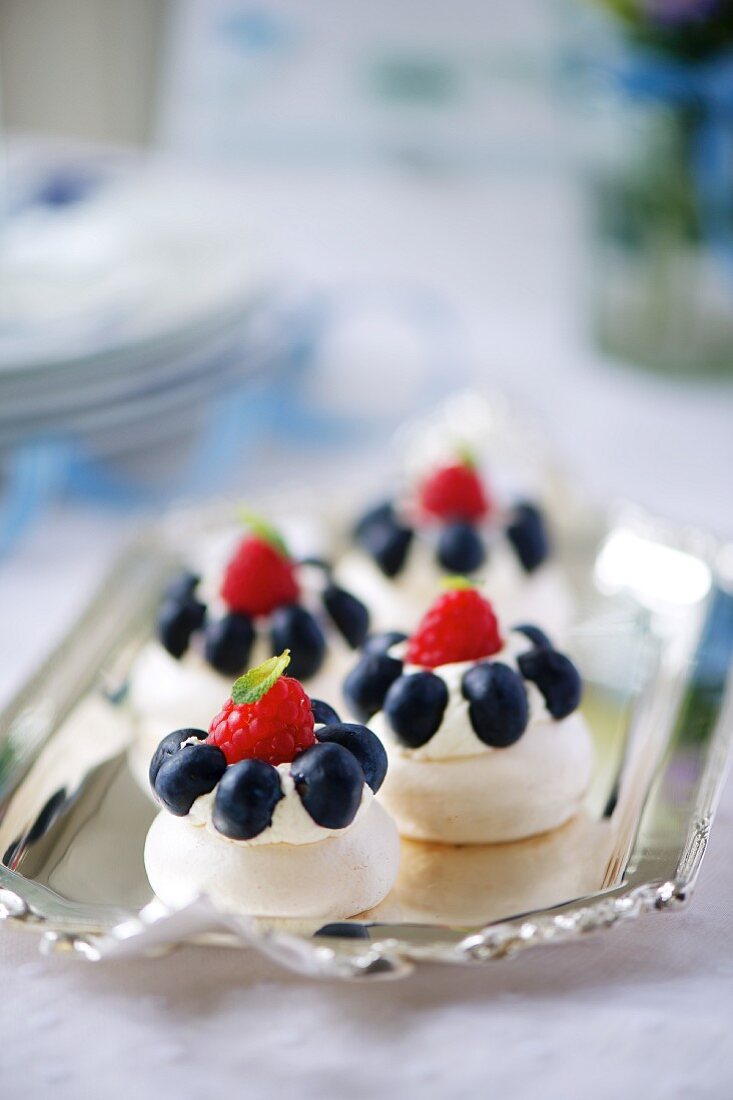 Berry meringues