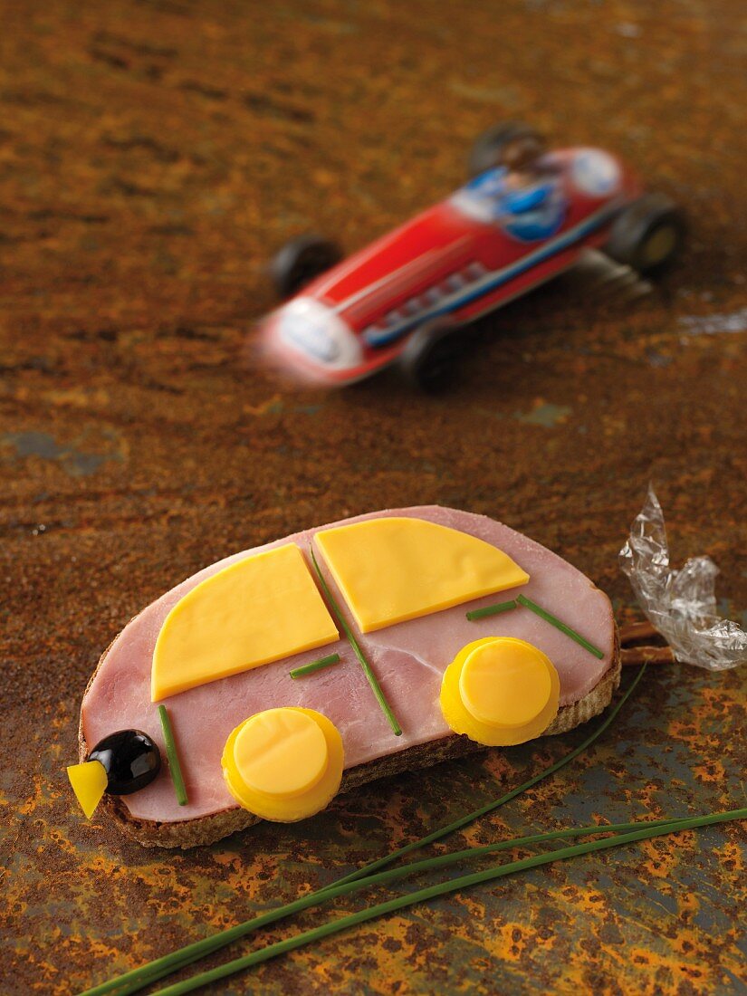Schinken-Auto mit Käse und Schnittlauch