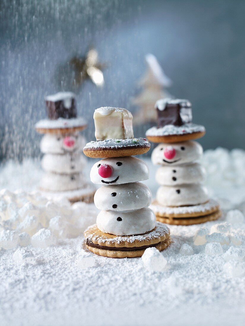 Schneemänner aus Pfeffernüssen, Keksen und Dominosteinen