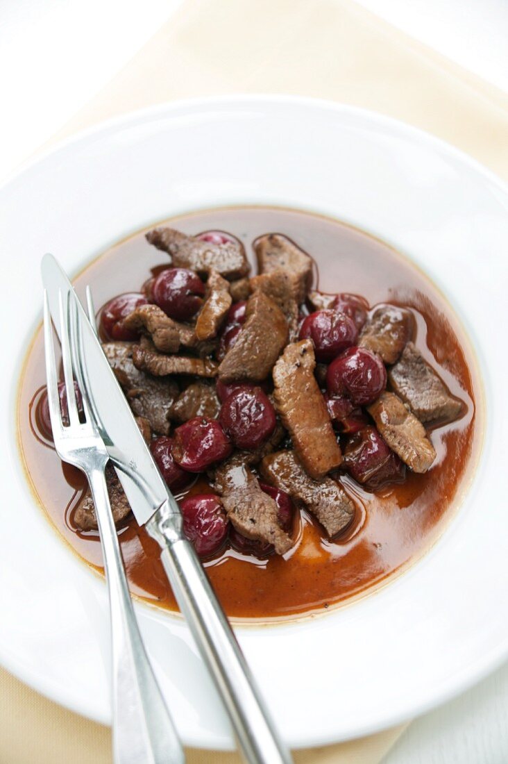 Chopped venison with cranberry sauce
