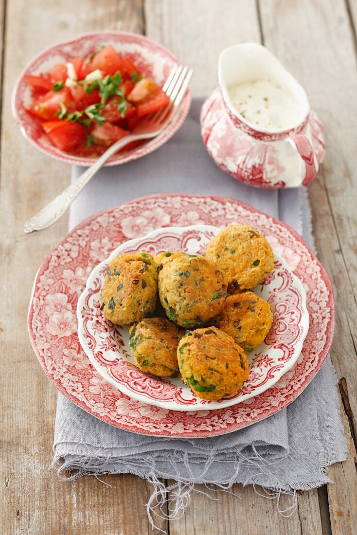 Falafel mit Tomatensalat und Joghurtsauce