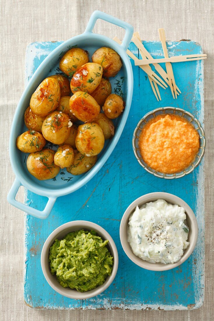 Ofenkartoffeln mit drei Dips (Erbsendip, Möhrendip, Tzatziki)