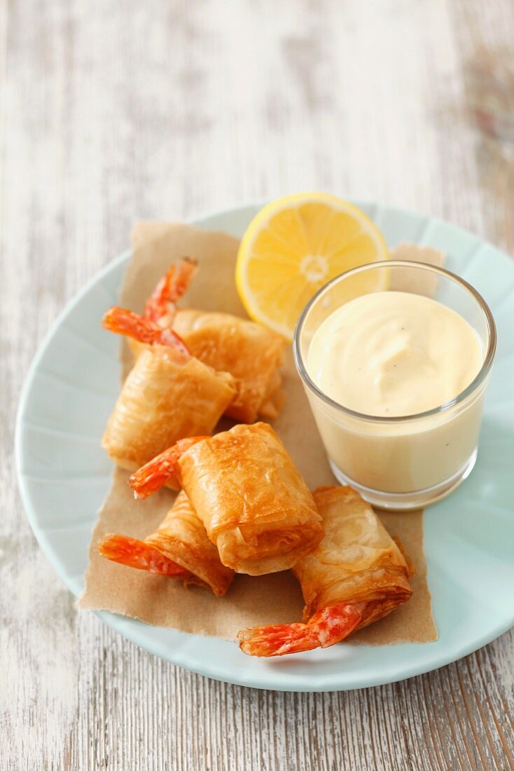 Frittierte Garnelen im Filloteig mit Dip