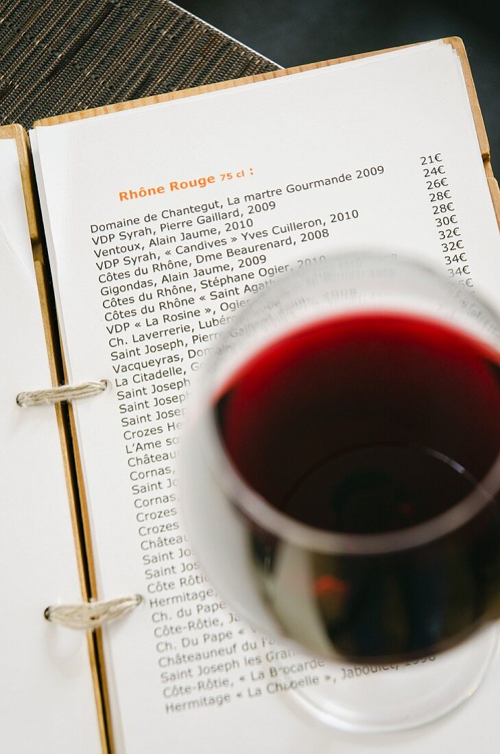 Rotweinglas auf Weinkarte
