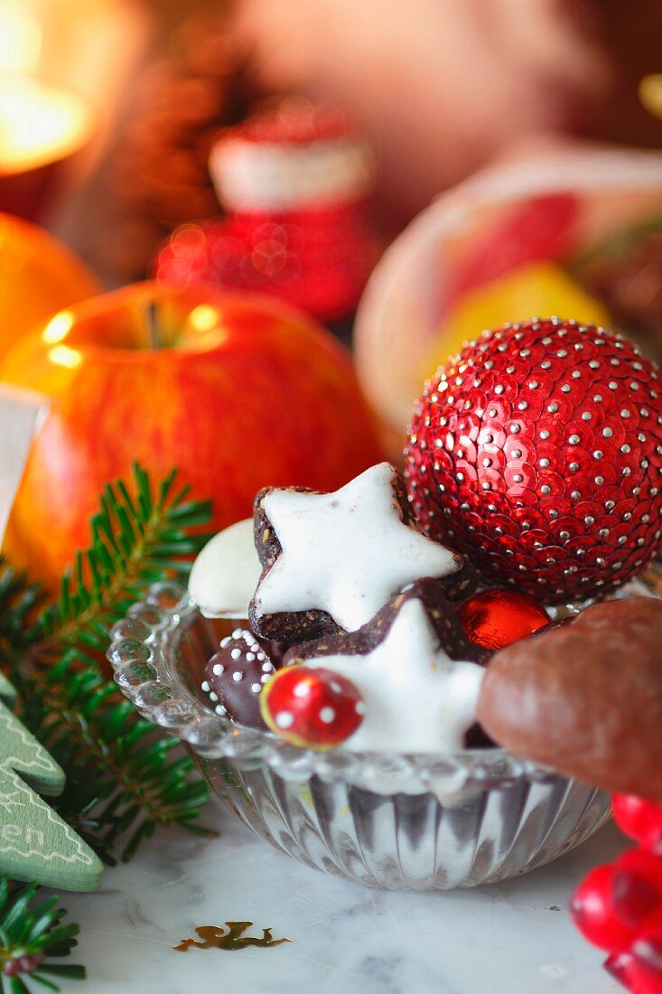 Zimtsterne und Lebkuchen mit Weihnachtsdeko