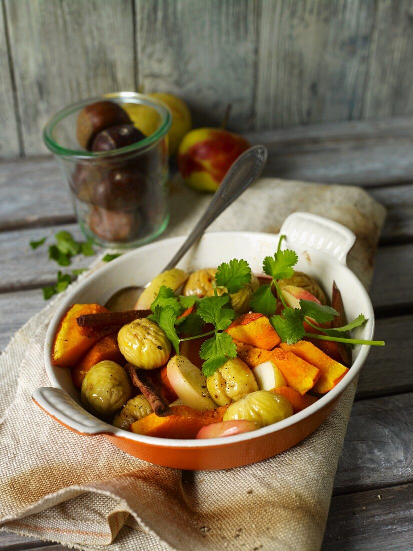 Kürbis-Tajine mit Kastanien und Apfel