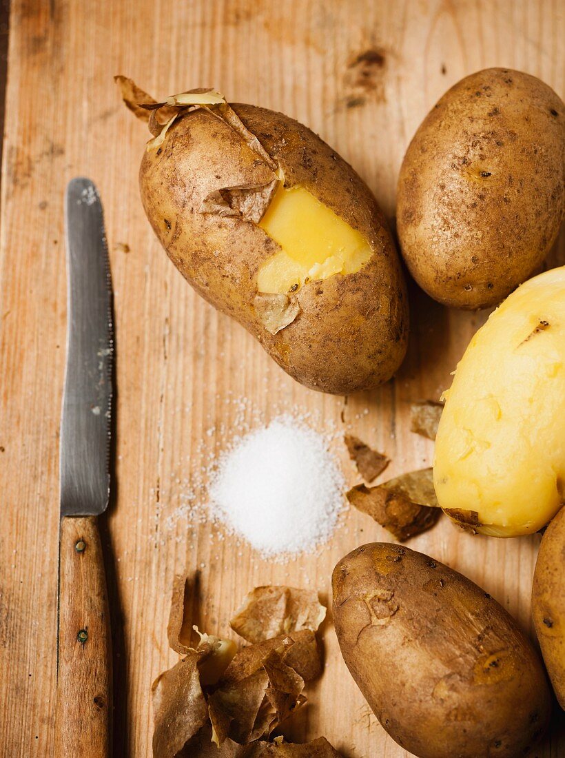 Potatoes boiled in their skins, with salt