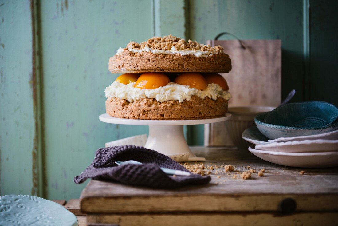 Pfirsichkuchen mit Frischkäsecreme und Haferflockenstreuseln