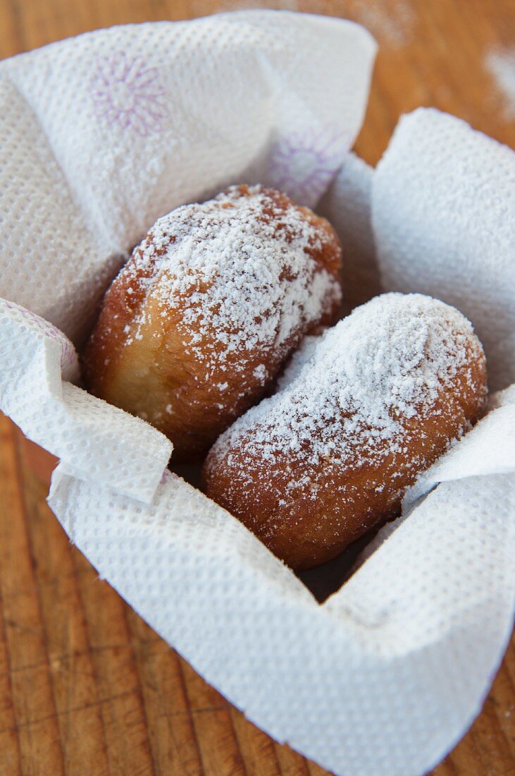 Doughnuts with icing sugar in a box