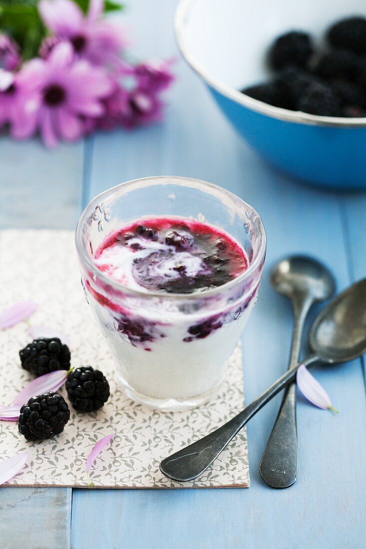 Blackberry yoghurt