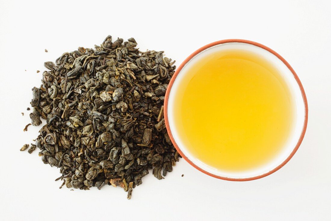 Gunpowder green tea (tea bowl and tea leaves)