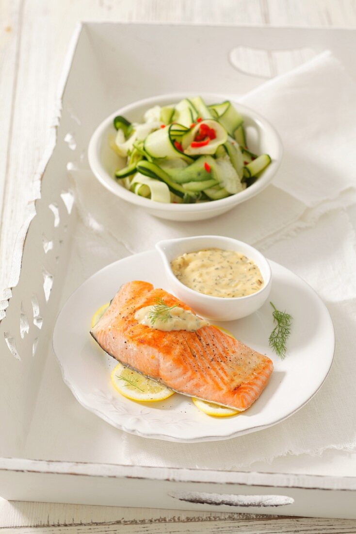 Grilled salmon fillet with bearnaise sauce and courgette salad
