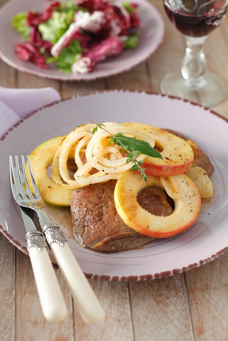 Fried calf's liver with apple and onion