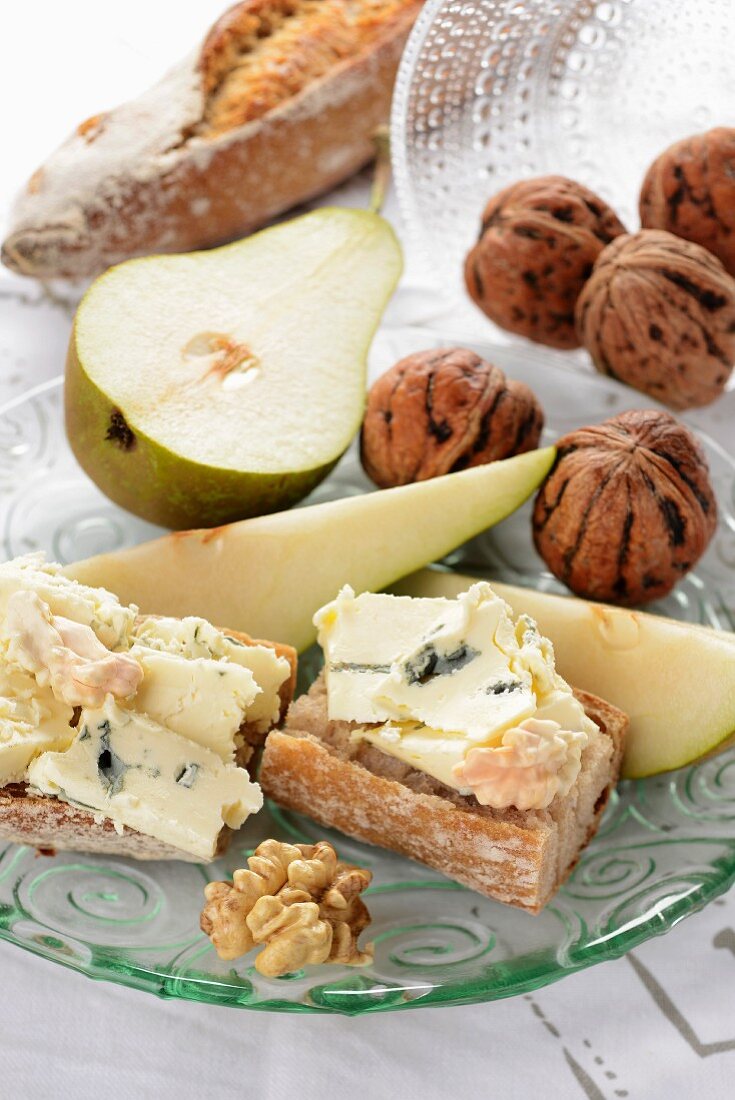 Baguette with blue cheese, pears and walnuts
