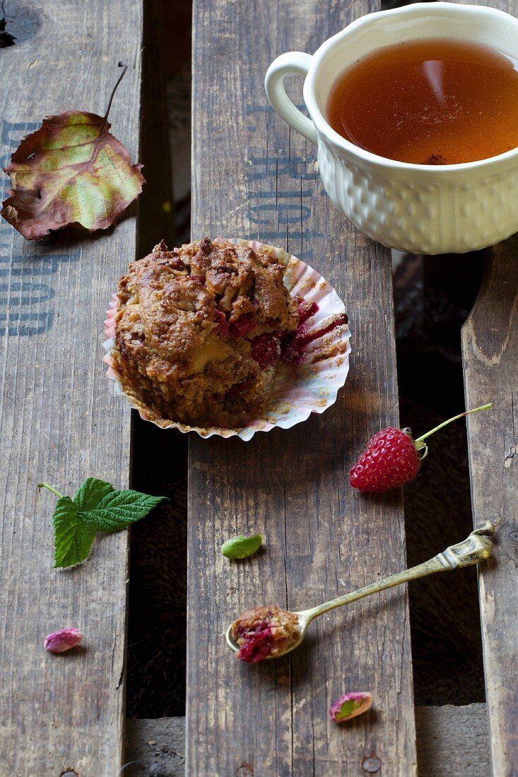 Himbeer-Pistazien-Muffin und eine Teetasse