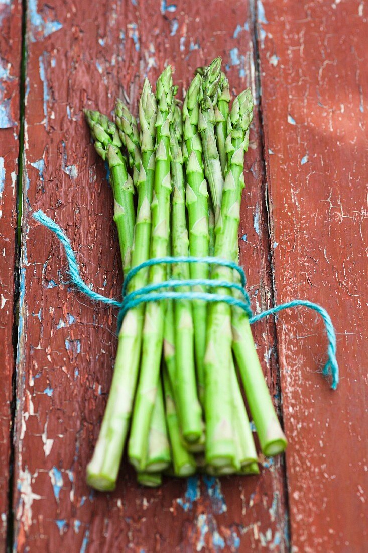 Grüner Spargel, gebündelt