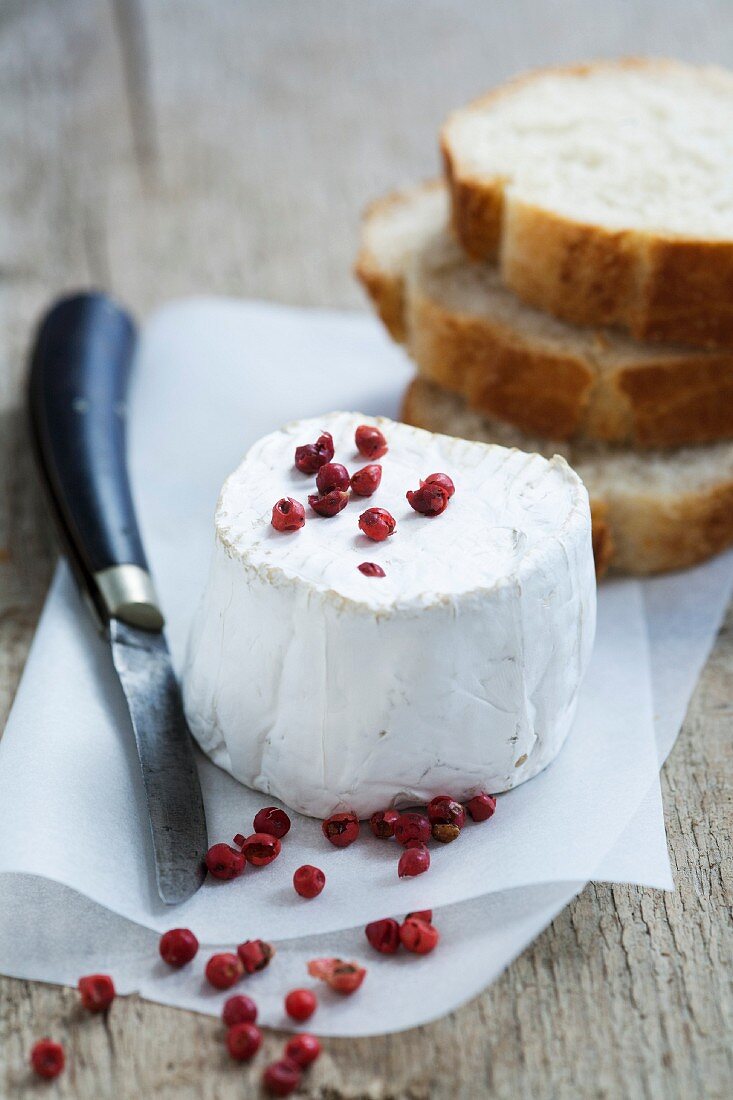 Goat's cheese with red peppercorns and slices of white bread