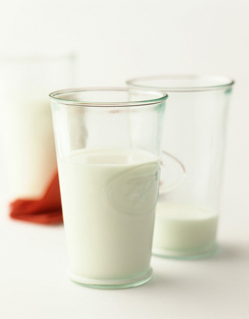 Zwei Gläser mit Milch