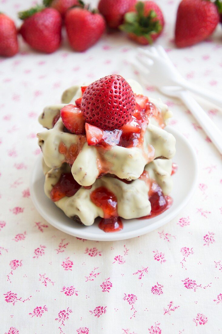 Waffeln mit weisser Schokoladenglasur und Erdbeeren