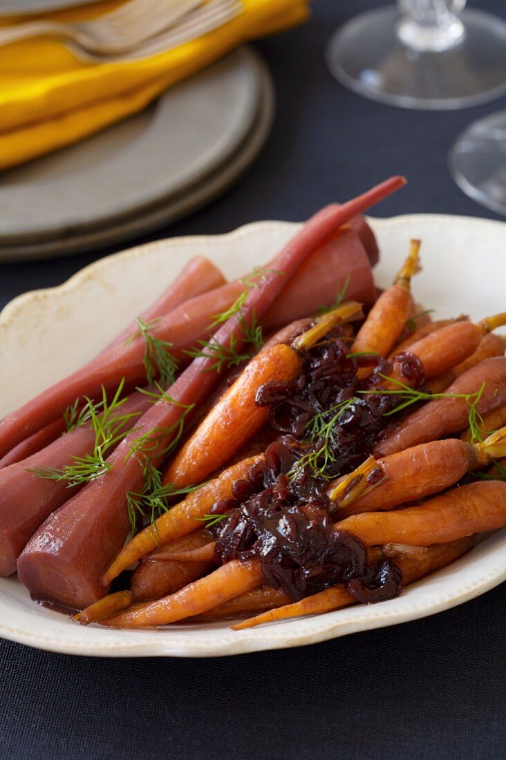 Geröstete Karotten mit karamelisierten Rotweinzwiebeln
