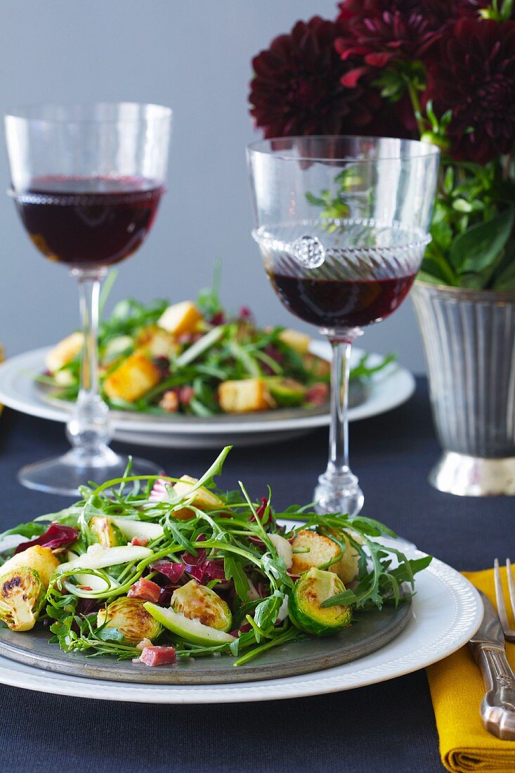 Salat mit Rosenkohl & Rucola dazu Rotwein in Gläsern