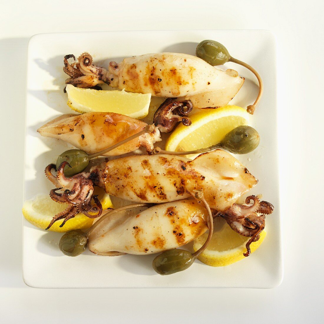 Gegrillte Calamari mit Zitronen und Kapern