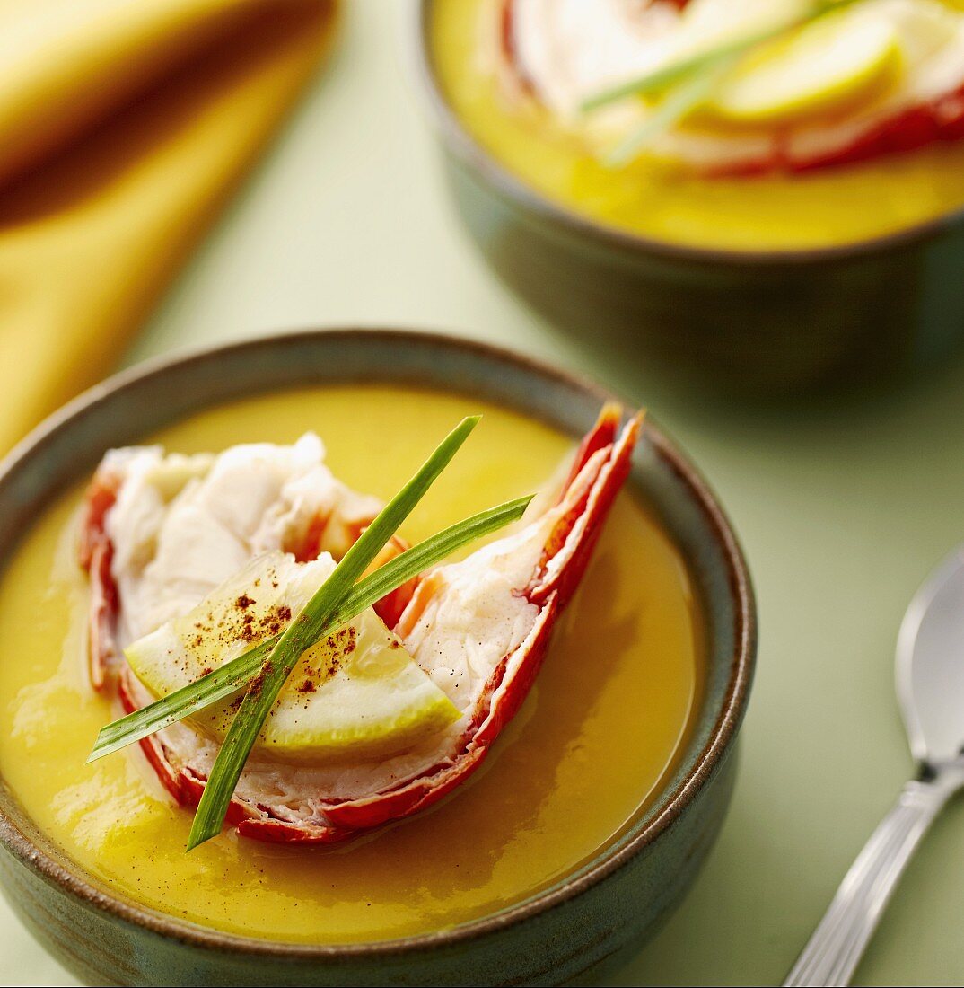 Mango-Hummer-Suppe mit Zitrone